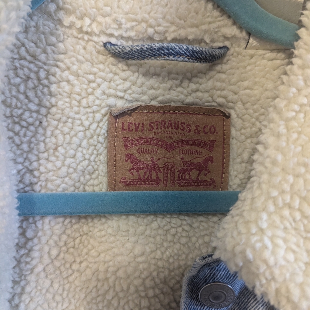 Levi’s Trucker with Sherpa Lining - Picture 6 of 7